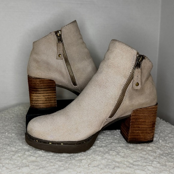OTBT Shoes - OTBT‎ Beige Stone Suede Leather Stud Platform Ankle Boots Womens 6 Chunky Heel